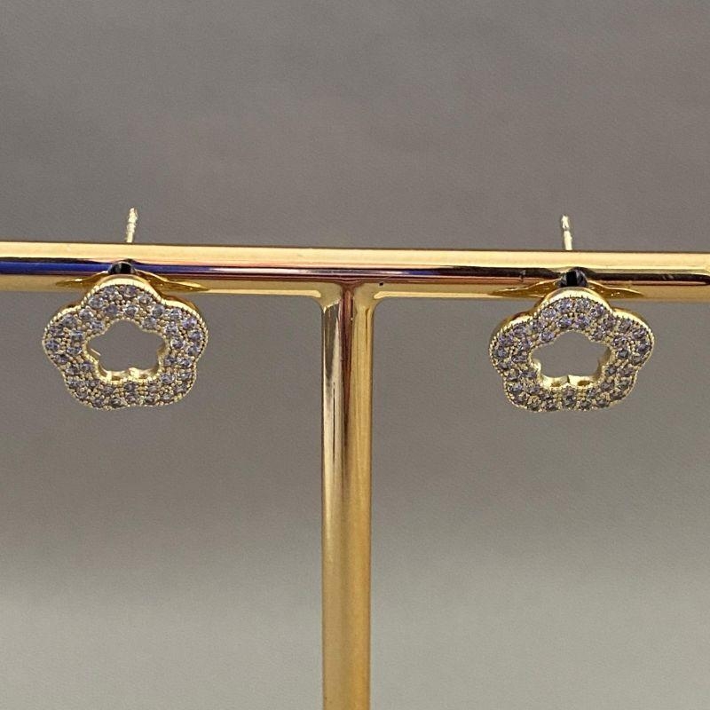 BRINCO FLOR VAZADA CRAVEJADA