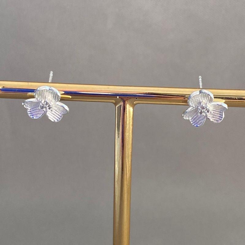 BRINCO FLORZINHA COM ZIRCONIA