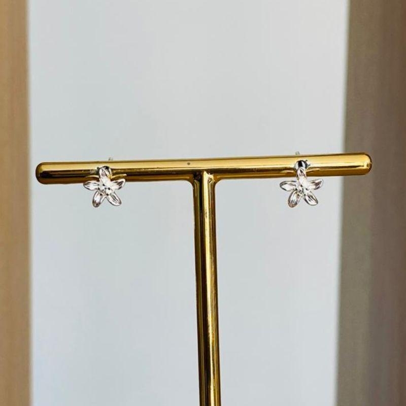 BRINCO FLORZINHA COM ZIRCONIA