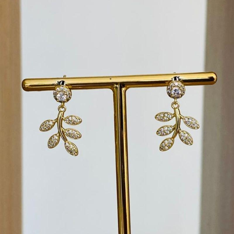 BRINCO FOLHA CRAVEJADA