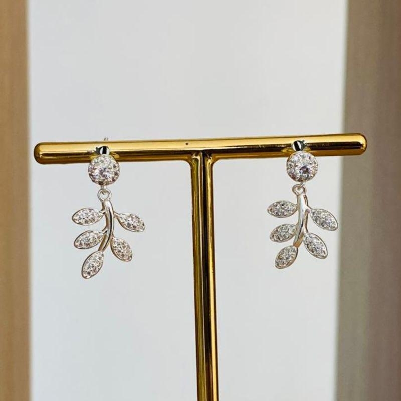 BRINCO FOLHA CRAVEJADA