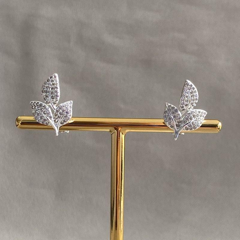 BRINCO FOLHA CRAVEJADO