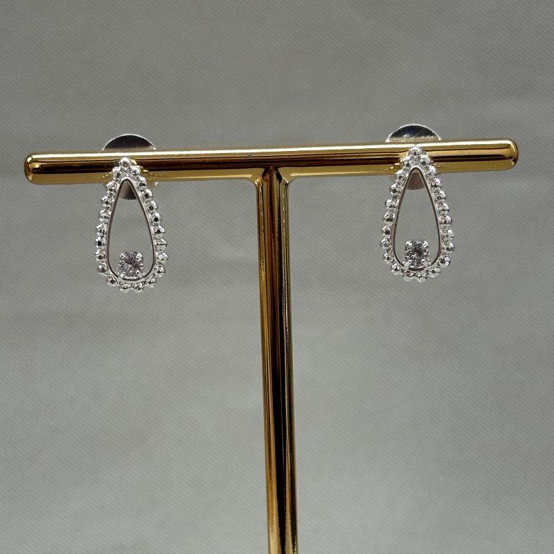 BRINCO GOTA COM UM CRISTAL