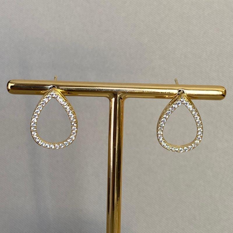 BRINCO GOTA VAZADA CRAVEJADA