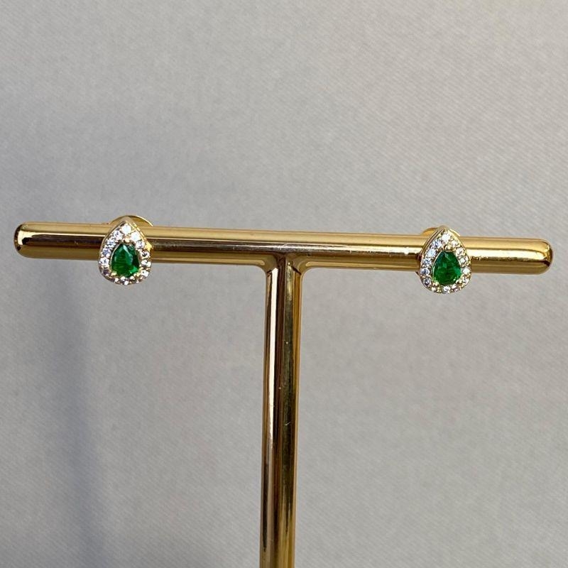 BRINCO GOTINHA CRAVEJADA ESMERALDA