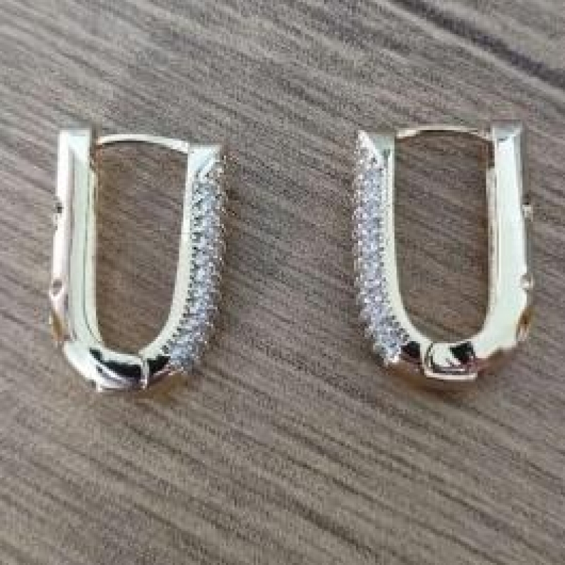 BRINCO MEDIO CRAVEJADO