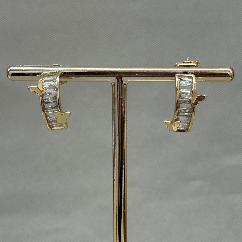 BRINCO MEIA ARGOLA CRAVEJADA COM BORBOLETAS