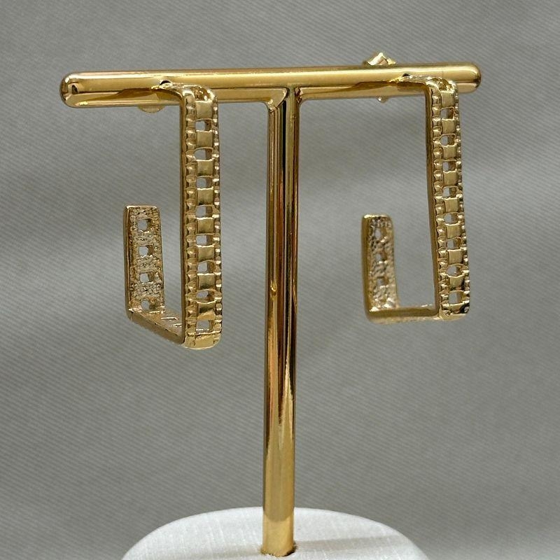 BRINCO MEIA ARGOLA QUADRADA TRABALHADA