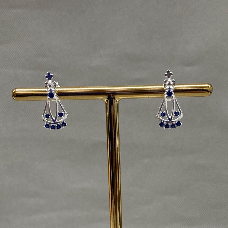 BRINCO NOSSA SENHORA COM ZIRCONIAS AZUIS