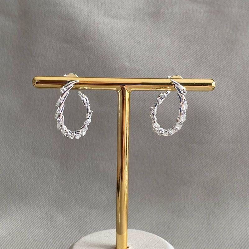 BRINCO OVAL COM ZIRCONIAS