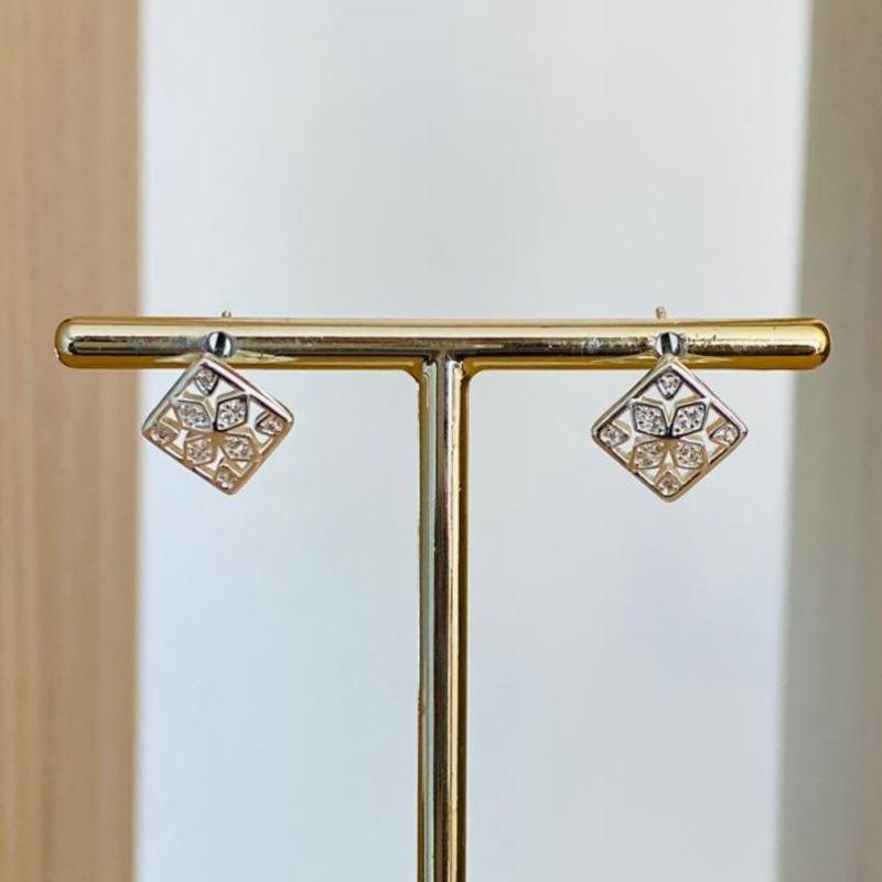 BRINCO QUADRADO COM FLOR