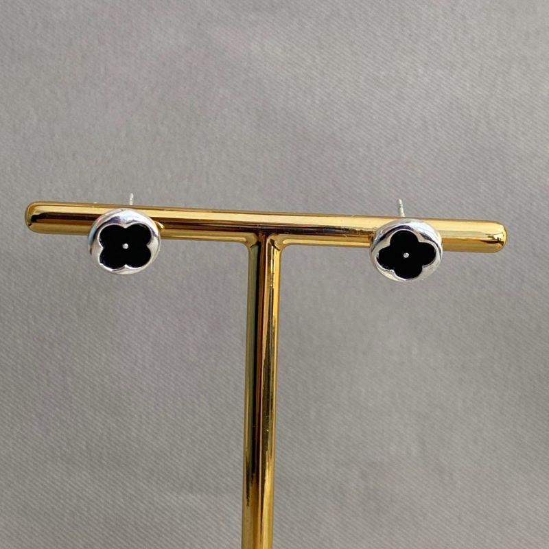 BRINCO REDONDO COM TREVO PRETO