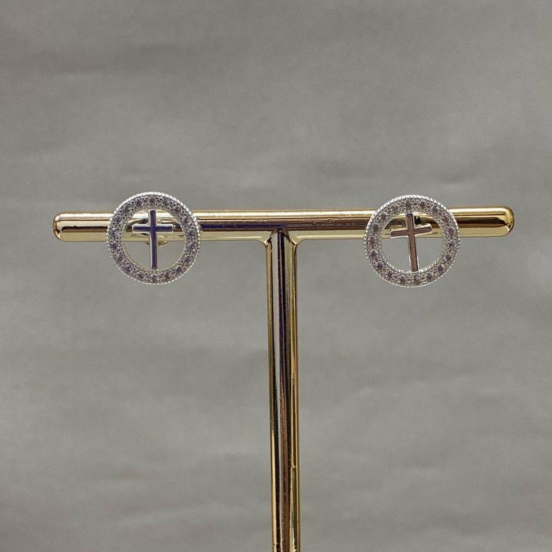 BRINCO REDONDO CRAVEJADO COM CRUZ LISA