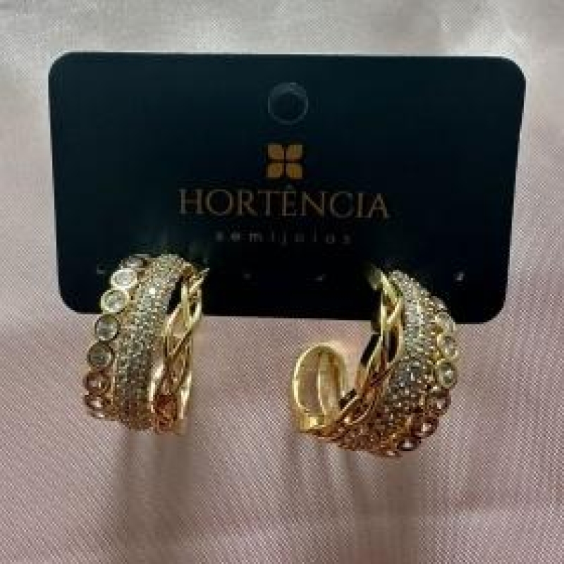 BRINCO SEMI ARGOLA CRAVEJADO COM ZIRCONIAS