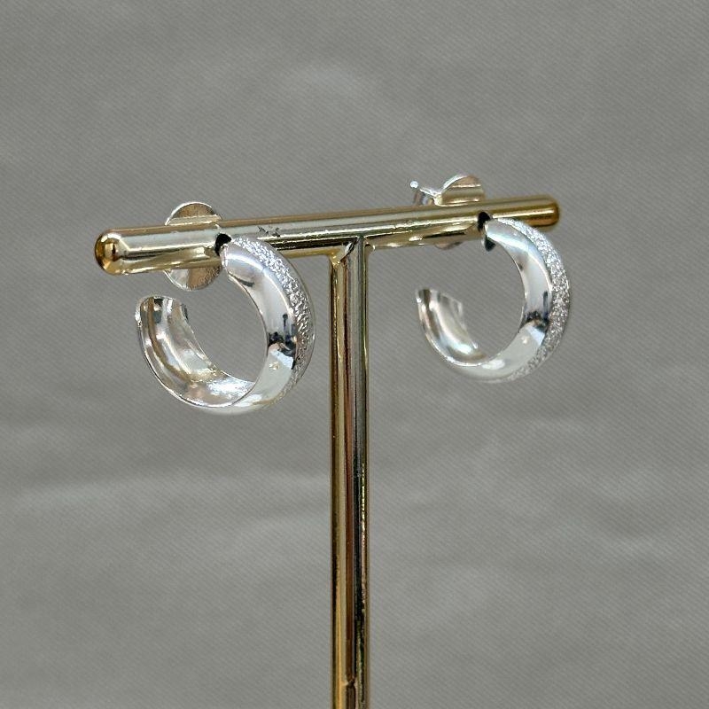 BRINCO SEMI ARGOLA DETALHES