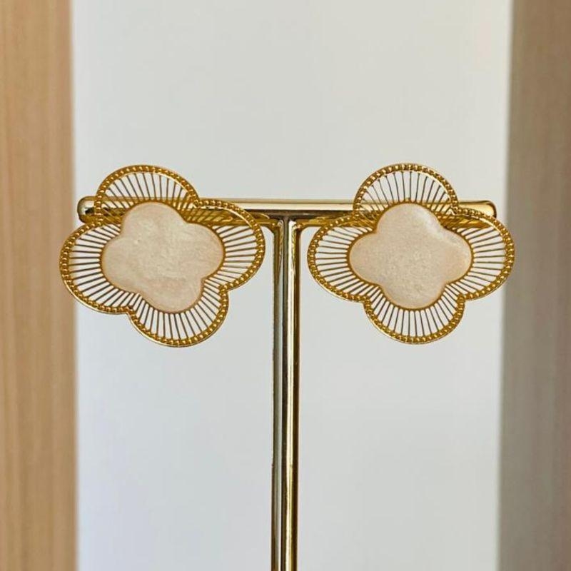 BRINCO TREVO BRANCO DETALHADO