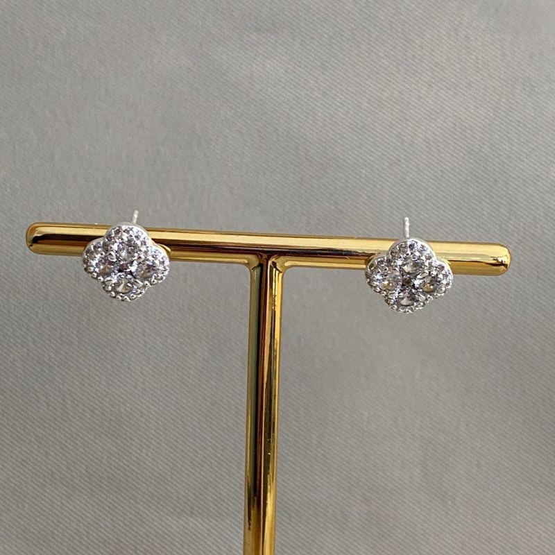 BRINCO TREVO CRAVEJADO COM ZIRCONIA