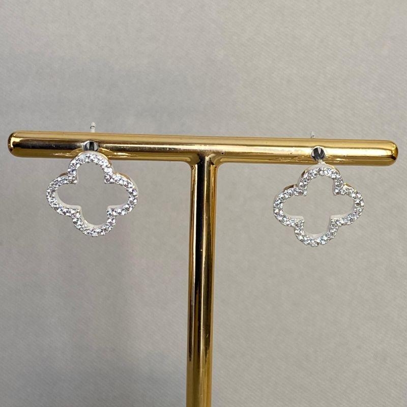 BRINCO TREVO CRAVEJADO VAZADO M