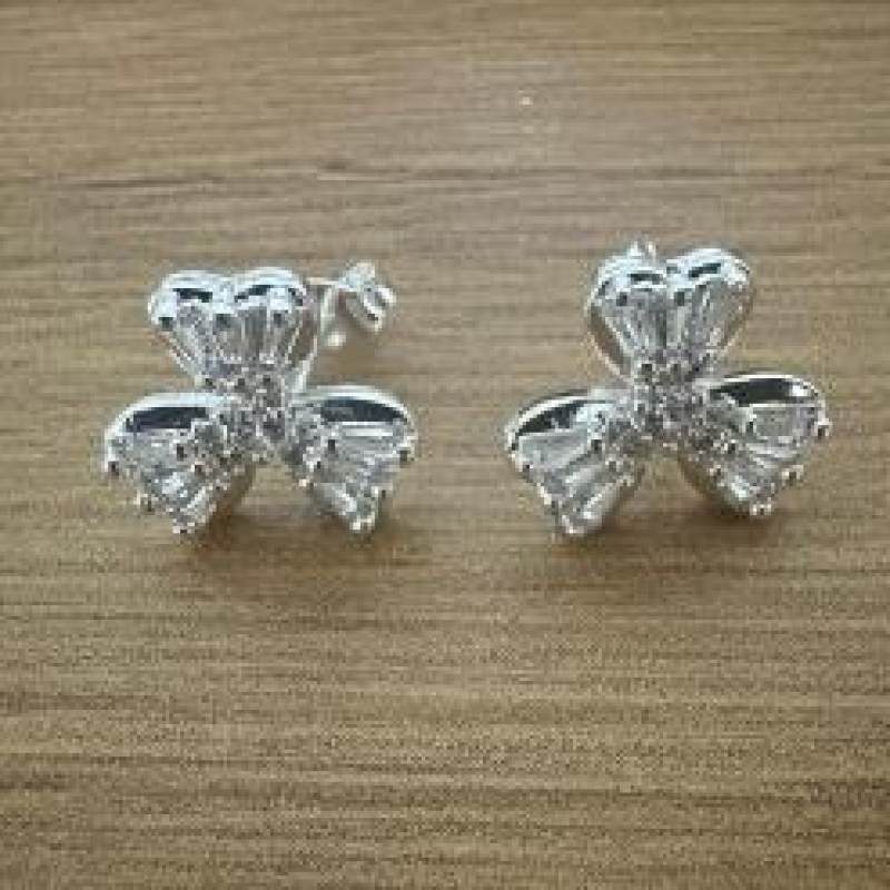 BRINCO TREVO DE 3 FOLHAS C/ BAGUETE E ZIRCONIAS 