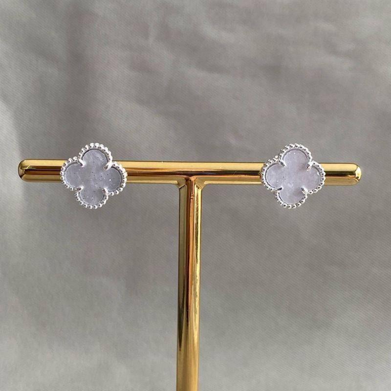 BRINCO TREVO PEDRA BRANCA