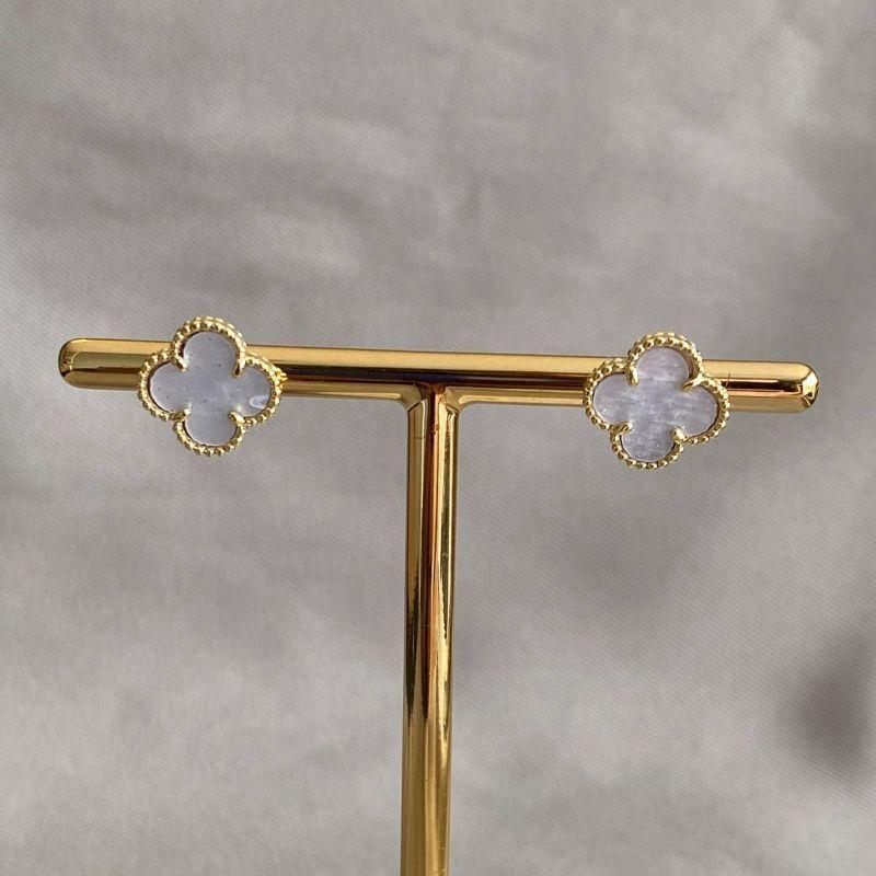 BRINCO TREVO PEDRA BRANCA