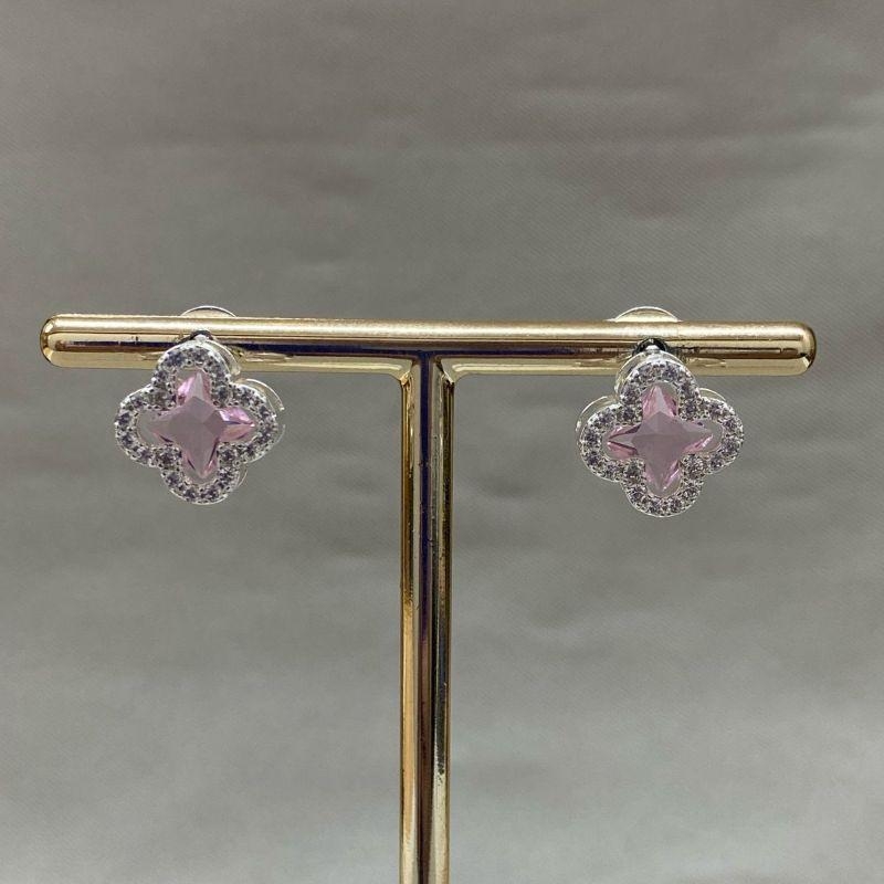 BRINCO TREVO ROSA CRAVEJADO EM VOLTA