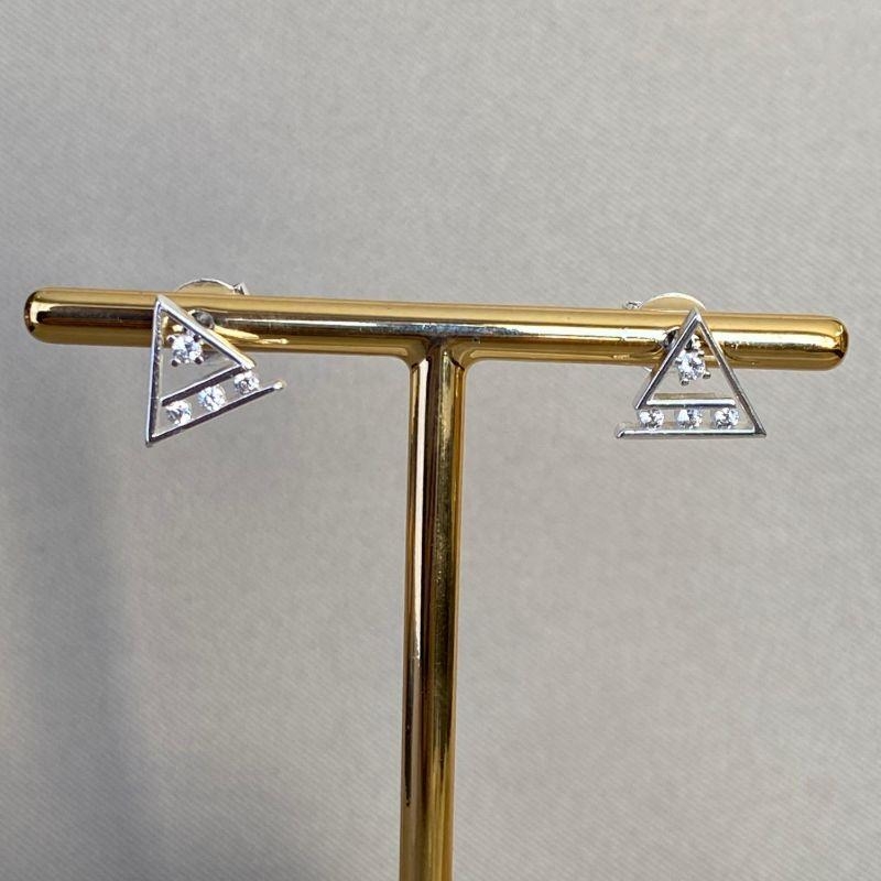 BRINCO TRIANGULO COM ZIRCONIAS