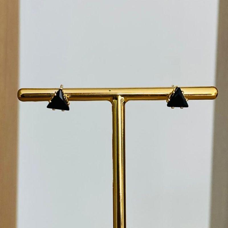 BRINCO TRIANGULO ZIRCONIA PRETA