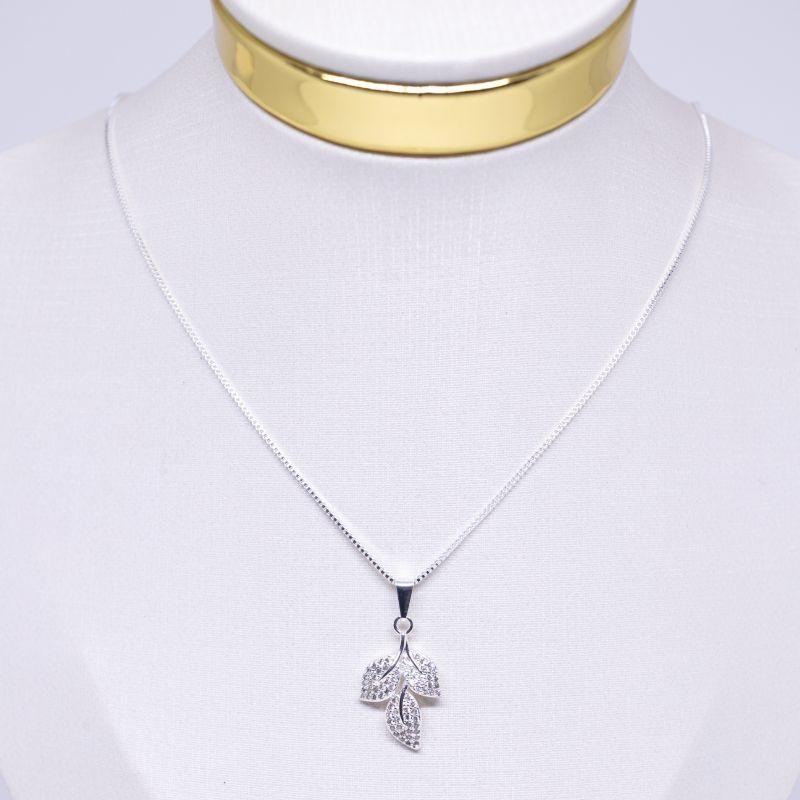 COLAR FOLHA CRAVEJADA