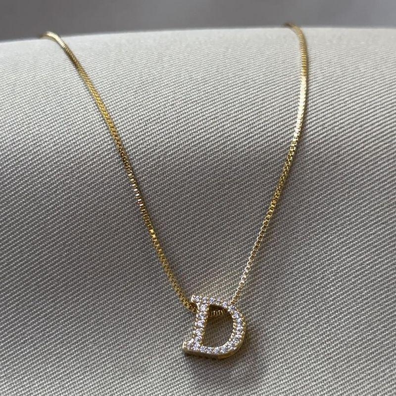 COLAR LETRA D CRAVEJADO