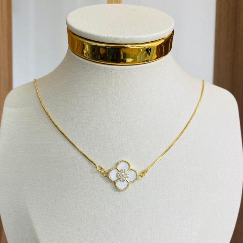 COLAR TREVO BRANCO CRAVEJADO