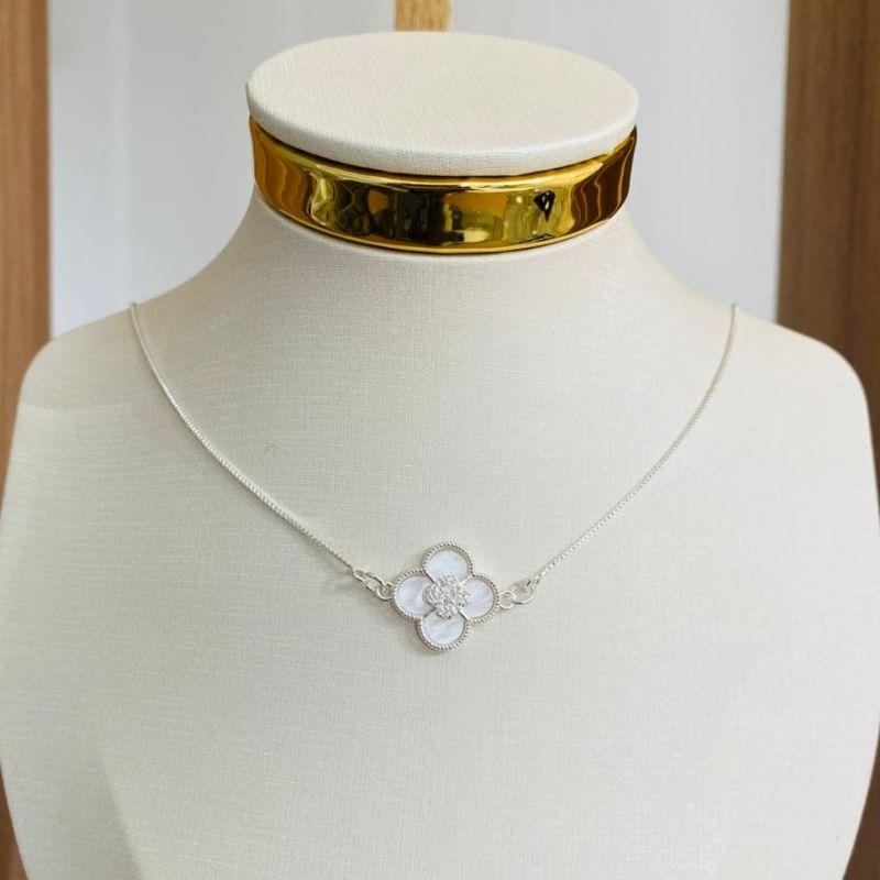 COLAR TREVO BRANCO CRAVEJADO