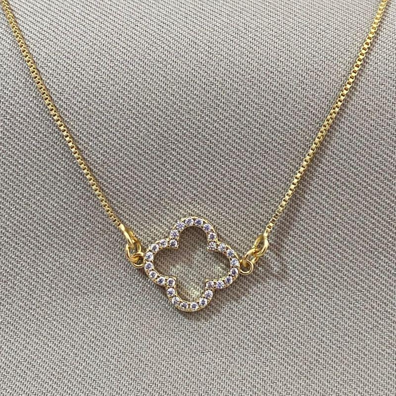 COLAR TREVO CARVEJADO VAZADO