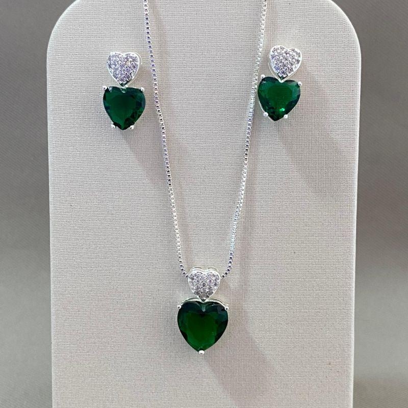 CONJUNTO DOIS CORAÇÕES ESMERALDA CRAVEJADO