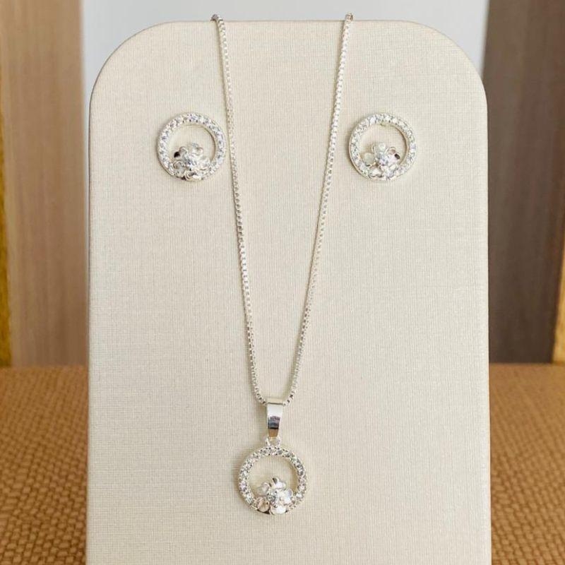 CONJUNTO REDONDO CRAVEJADO COM FLORZINHA