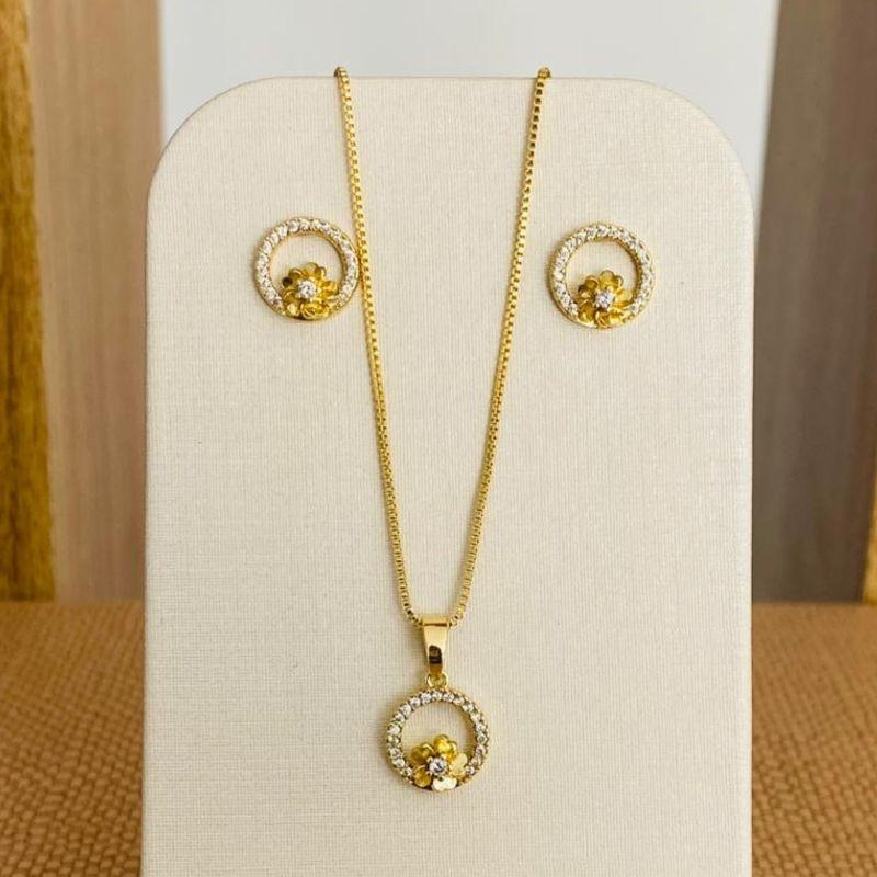 CONJUNTO REDONDO CRAVEJADO COM FLORZINHA