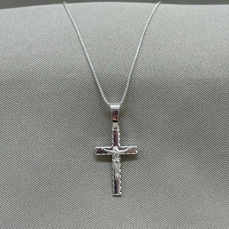 CORRENTE MASCULINA PINGENTE JESUS NO CRUCIFIXO