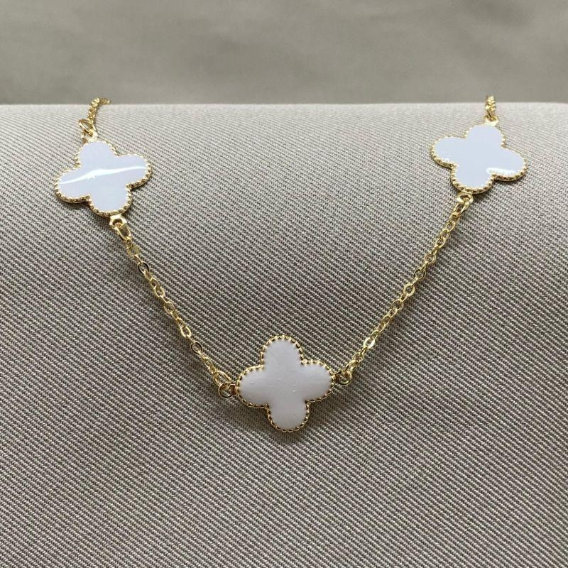 PULSEIRA COM 3 TREVOS BRANCOS COM  ELO CADEADO