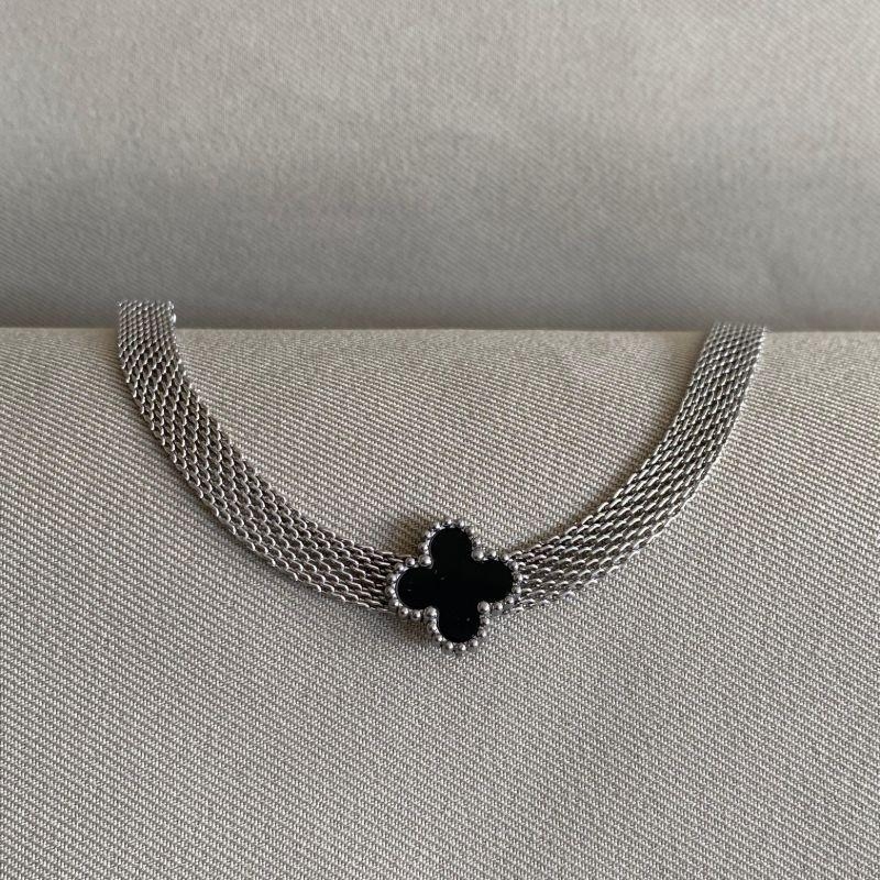 PULSEIRA MALHA COM TREVO PRETO