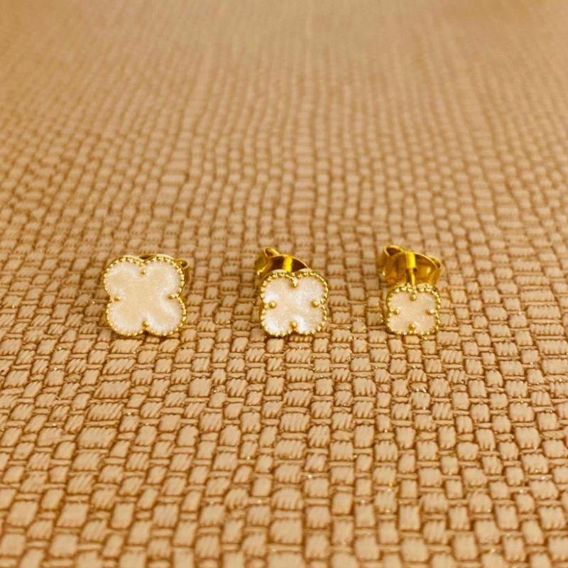 TRIO DE BRINCOS TREVOS BRANCOS