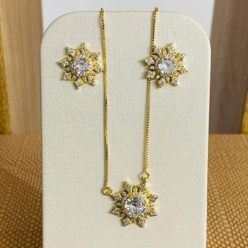 CONJUNTO FLOR CRAVEJADA