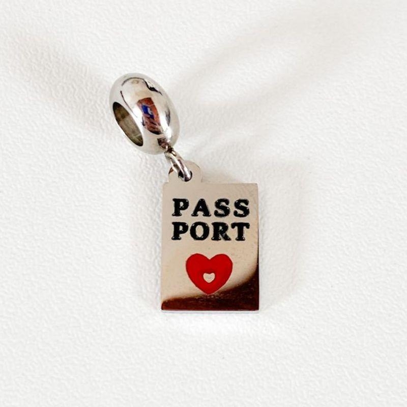 BERLOQUE PENDURICALHO PASSAPORTE COM CORAÇÃO