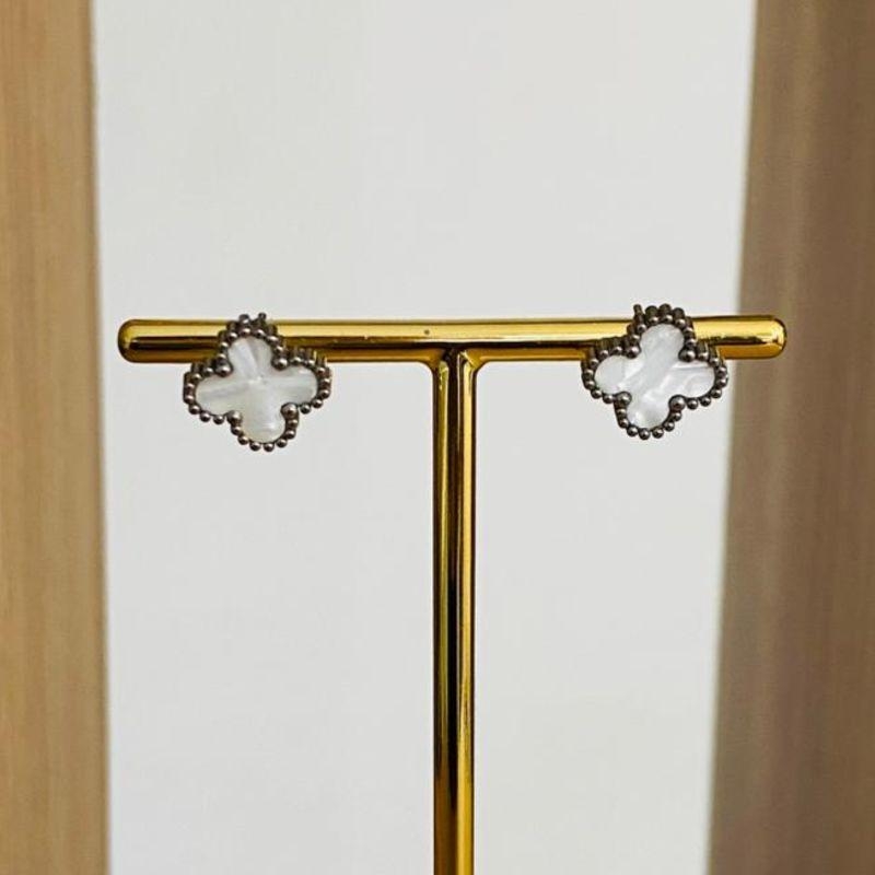 BRINCO TREVO BRANCO STEEL