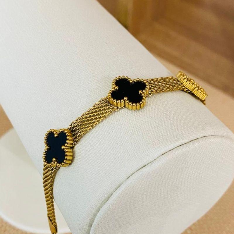 PULSEIRA COM 3 TREVOS PRETOS