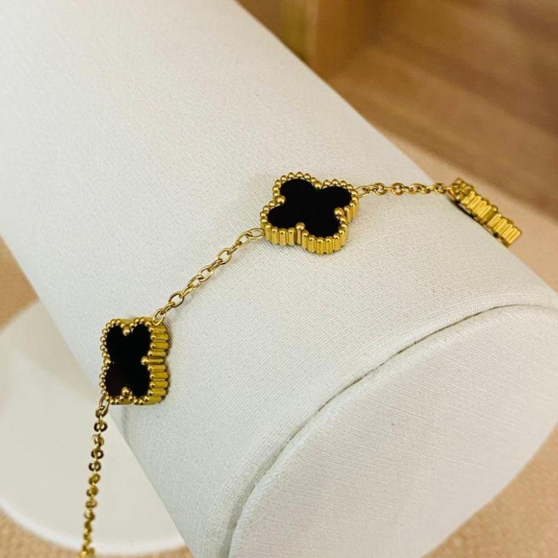 PULSEIRA COM 3 TREVOS PRETOS