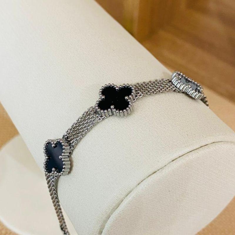 PULSEIRA COM 3 TREVOS PRETOS