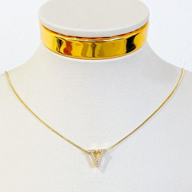 COLAR INICIAL V CRAVEJADA