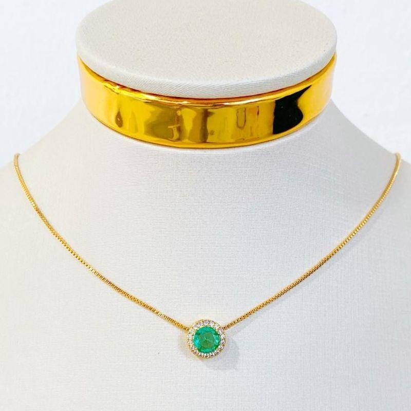 COLAR CRAVEJADO VERDE