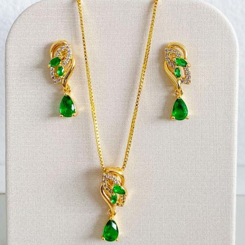 CONJUNTO CRAVEJADO COM ZIRCONIAS VERDE ESMERALDA