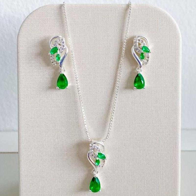 CONJUNTO CRAVEJADO COM ZIRCONIAS VERDE ESMERALDA